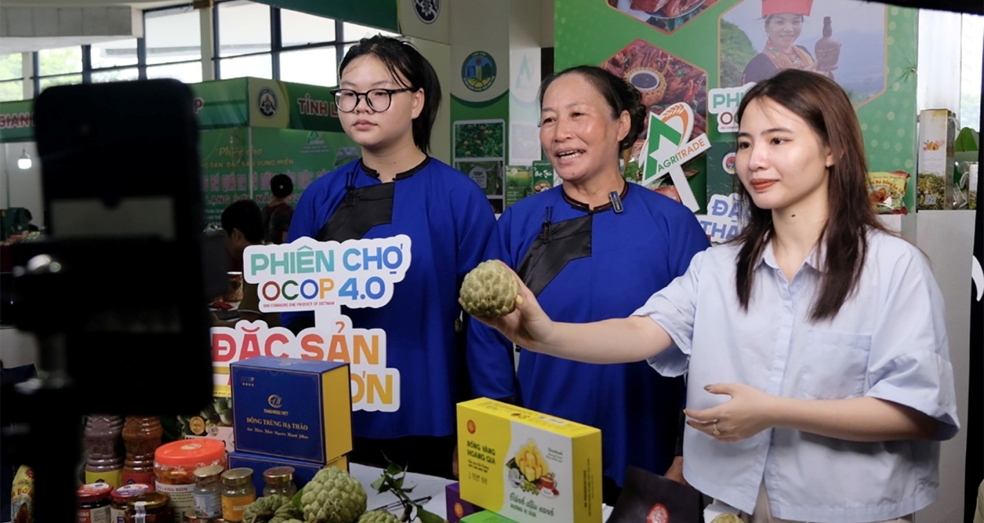 “Thoát nghèo” từ thông tin: Mở đường cho nông dân bước vào kinh tế số - Ảnh 1.