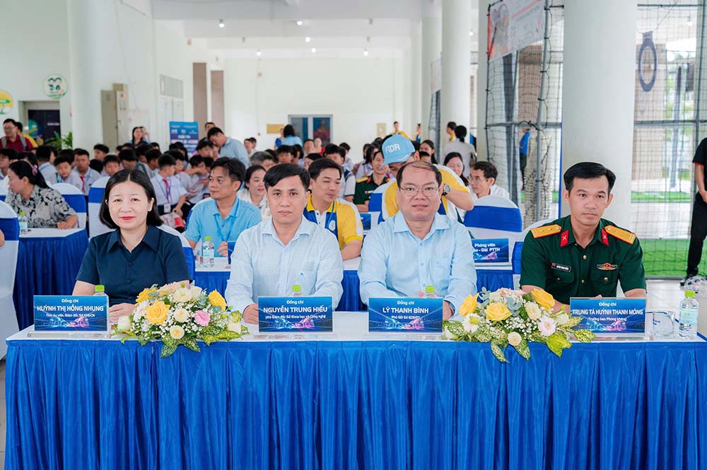 Học sinh T&acirc;y Ninh lần đầu trải nghiệm v&agrave; thi đấu Drone Soccer- Ảnh 1.