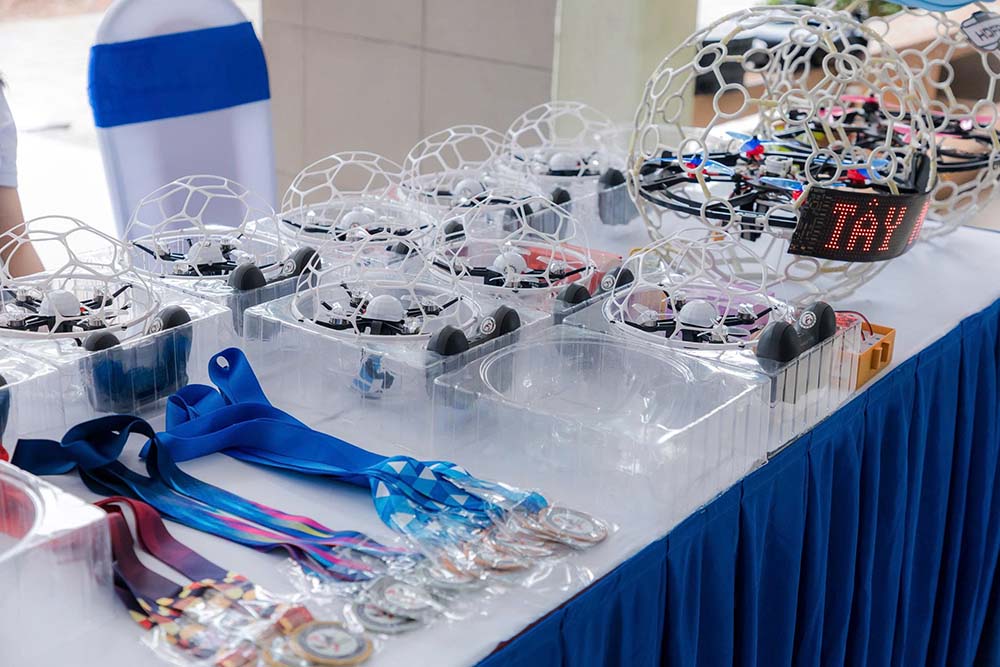 Học sinh T&acirc;y Ninh lần đầu trải nghiệm v&agrave; thi đấu Drone Soccer- Ảnh 4.