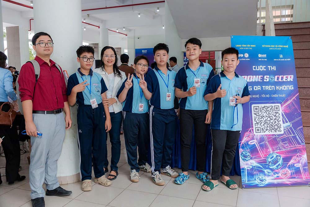 Học sinh T&acirc;y Ninh lần đầu trải nghiệm v&agrave; thi đấu Drone Soccer- Ảnh 2.