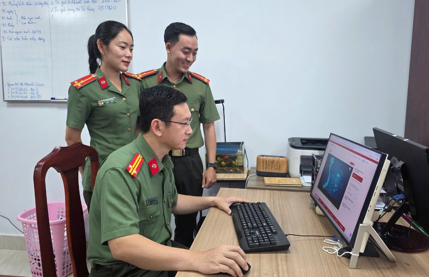 Lan tỏa “Bình dân học vụ số” từ lực lượng Công an An Giang- Ảnh 2.