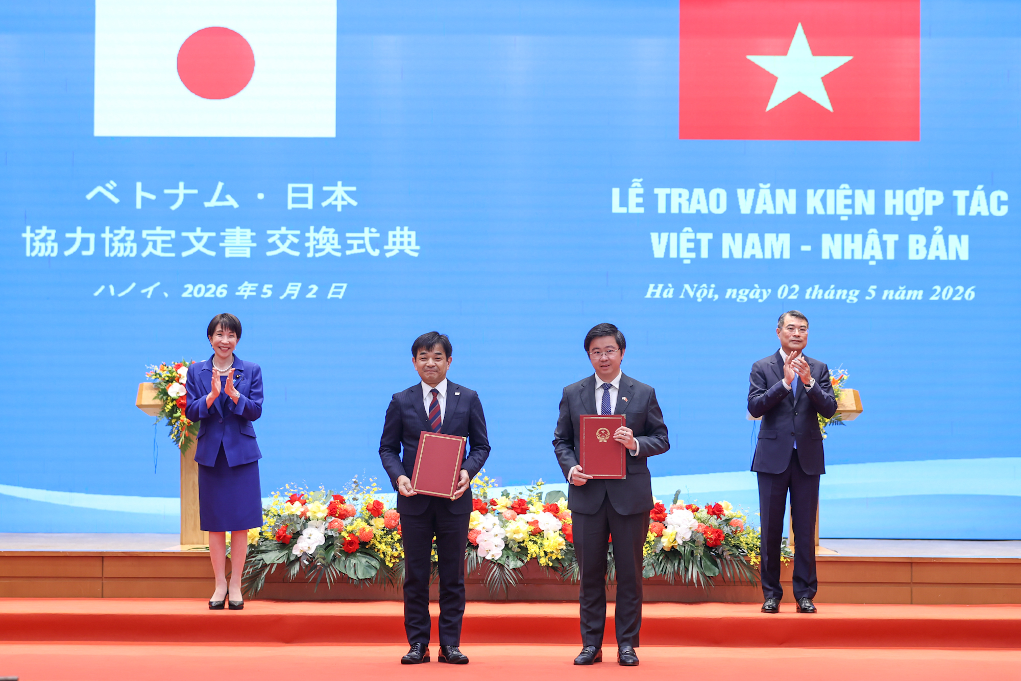 Thứ trưởng Bộ KH&CN Việt Nam Bùi Hoàng Phương và Thứ trưởng Bộ Nội vụ và Truyền thông Nhật Bản Imagawa Takuo đã trao Bản ghi nhớ về hợp tác trong lĩnh vực công nghệ thông tin và truyền thông (ICT) và chuyển đổi số. Thứ trưởng Bộ KH&CN Việt Nam Bùi Hoàng Phương và Thứ trưởng Bộ Nội vụ và Truyền thông Nhật Bản Imagawa Takuo đã trao Bản ghi nhớ về hợp tác trong lĩnh vực công nghệ thông tin và truyền thông (ICT) và chuyển đổi số.