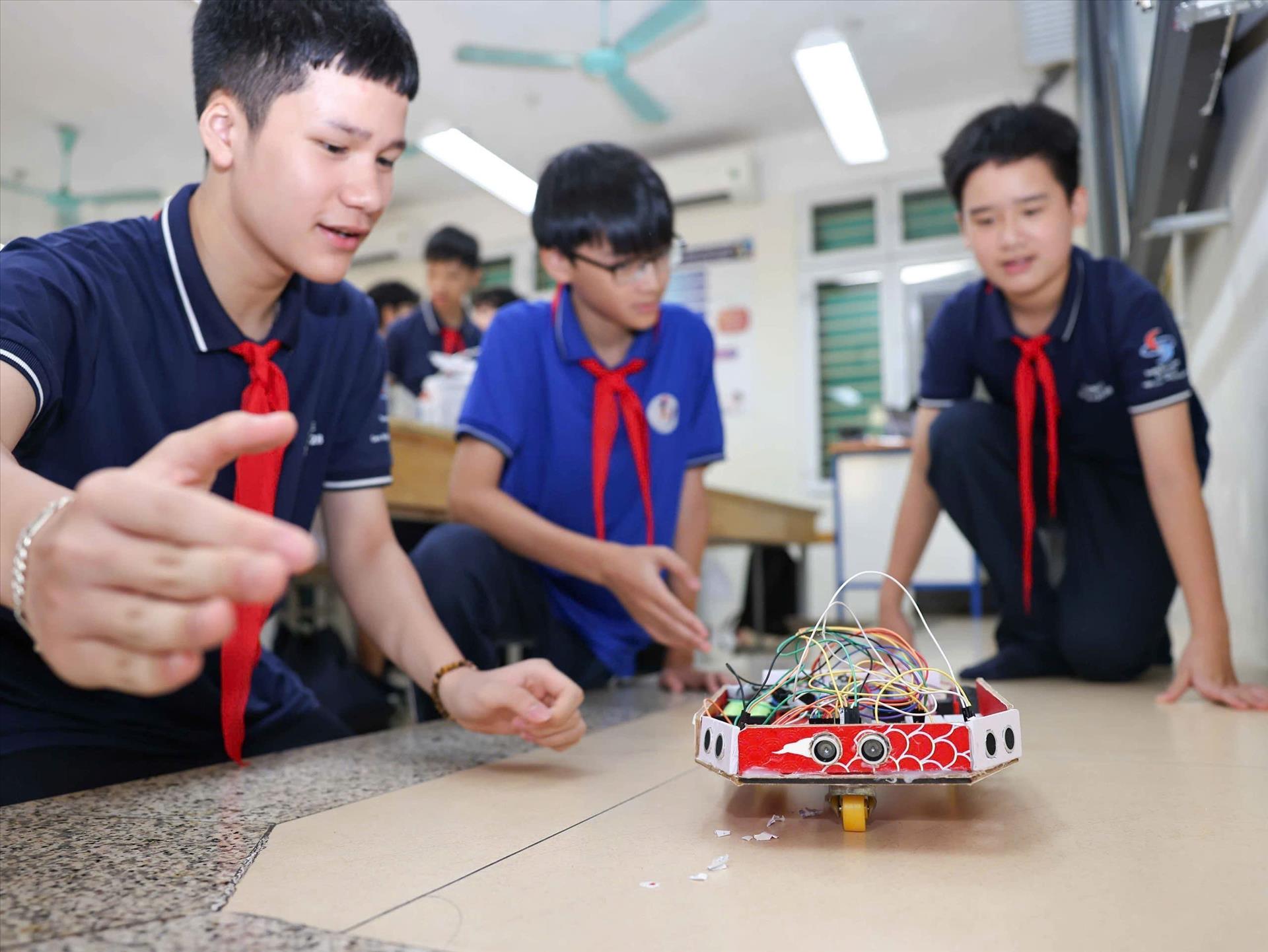 Khơi dậy tư duy s&aacute;ng tạo của học sinh từ m&ocirc; h&igrave;nh gi&aacute;o dục STEM - Ảnh 1.