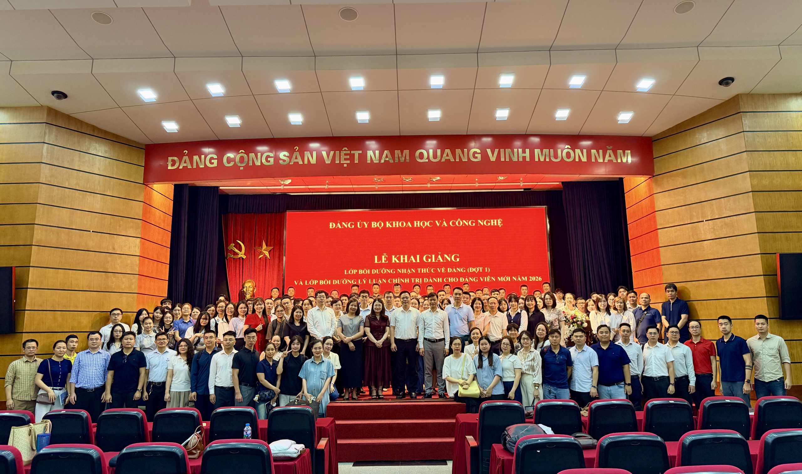 Khai giảng c&aacute;c lớp bồi dưỡng L&yacute; luận ch&iacute;nh trị đợt 1 năm 2026- Ảnh 1.