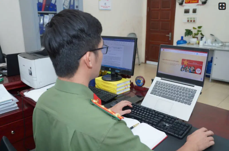 C&ocirc;ng an nh&acirc;n d&acirc;n gương mẫu đi đầu trong phong tr&agrave;o &ldquo;B&igrave;nh d&acirc;n học vụ số&rdquo; - Ảnh 1.