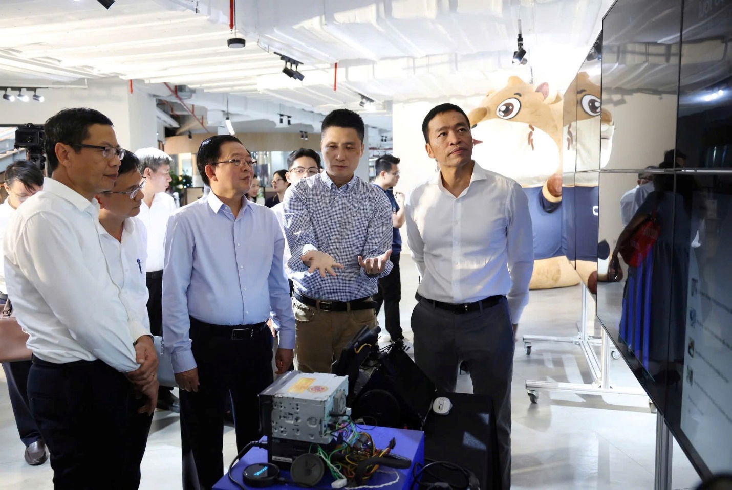Doanh nghiệp Việt cần ti&ecirc;n phong l&agrave;m chủ AI, UAV chiến lược- Ảnh 3.