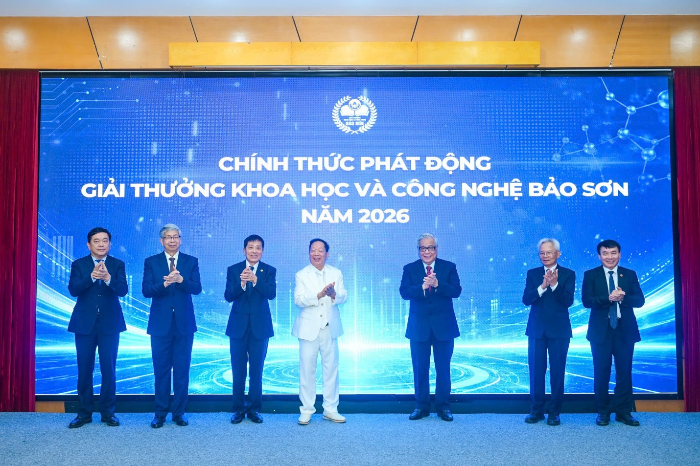 Các đại biểu thực hiện nghi thức phát động Giải thưởng. Các đại biểu thực hiện nghi thức phát động Giải thưởng.