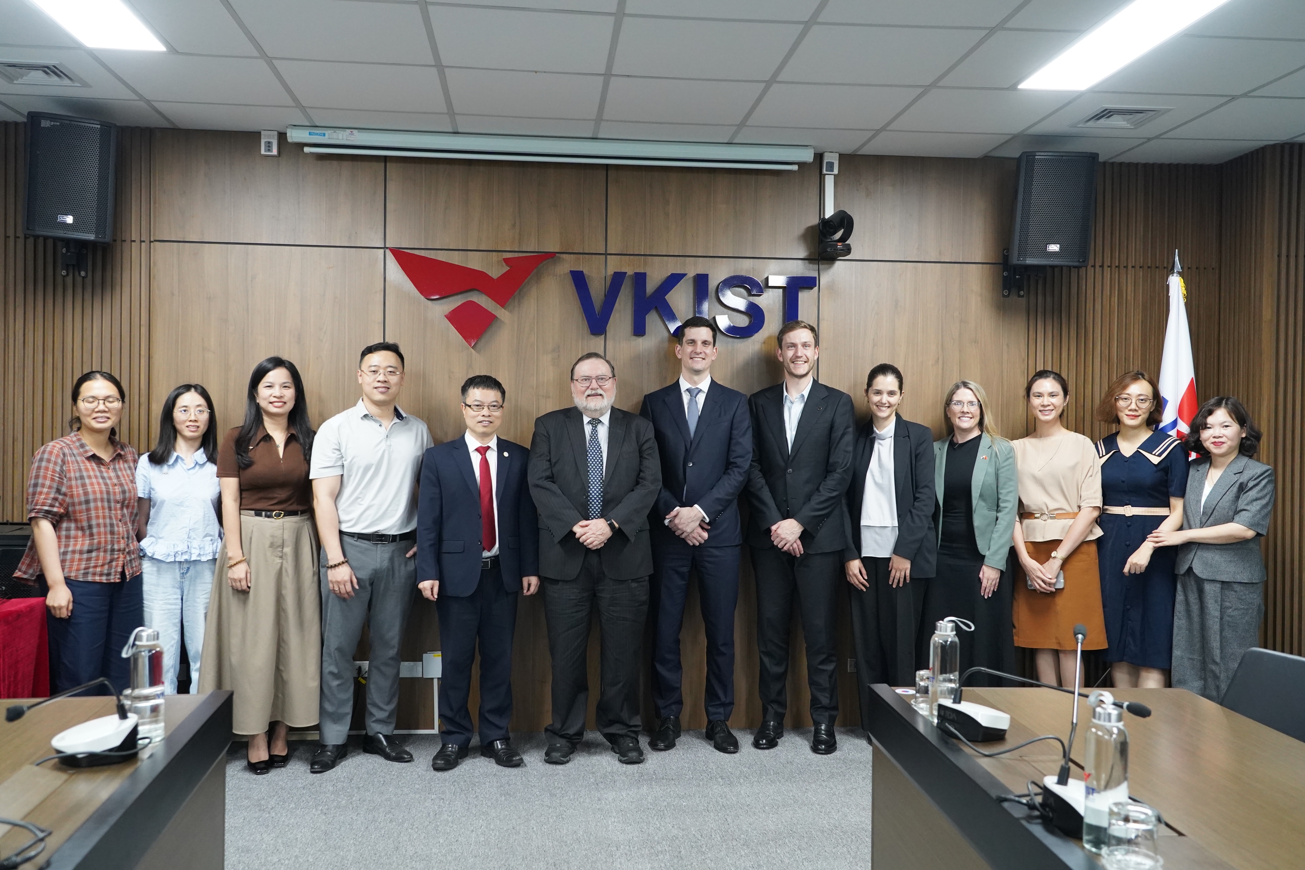 Đo&agrave;n c&ocirc;ng t&aacute;c Bộ C&ocirc;ng nghiệp, Khoa học v&agrave; T&agrave;i nguy&ecirc;n Australia l&agrave;m việc tại VKIST- Ảnh 7.