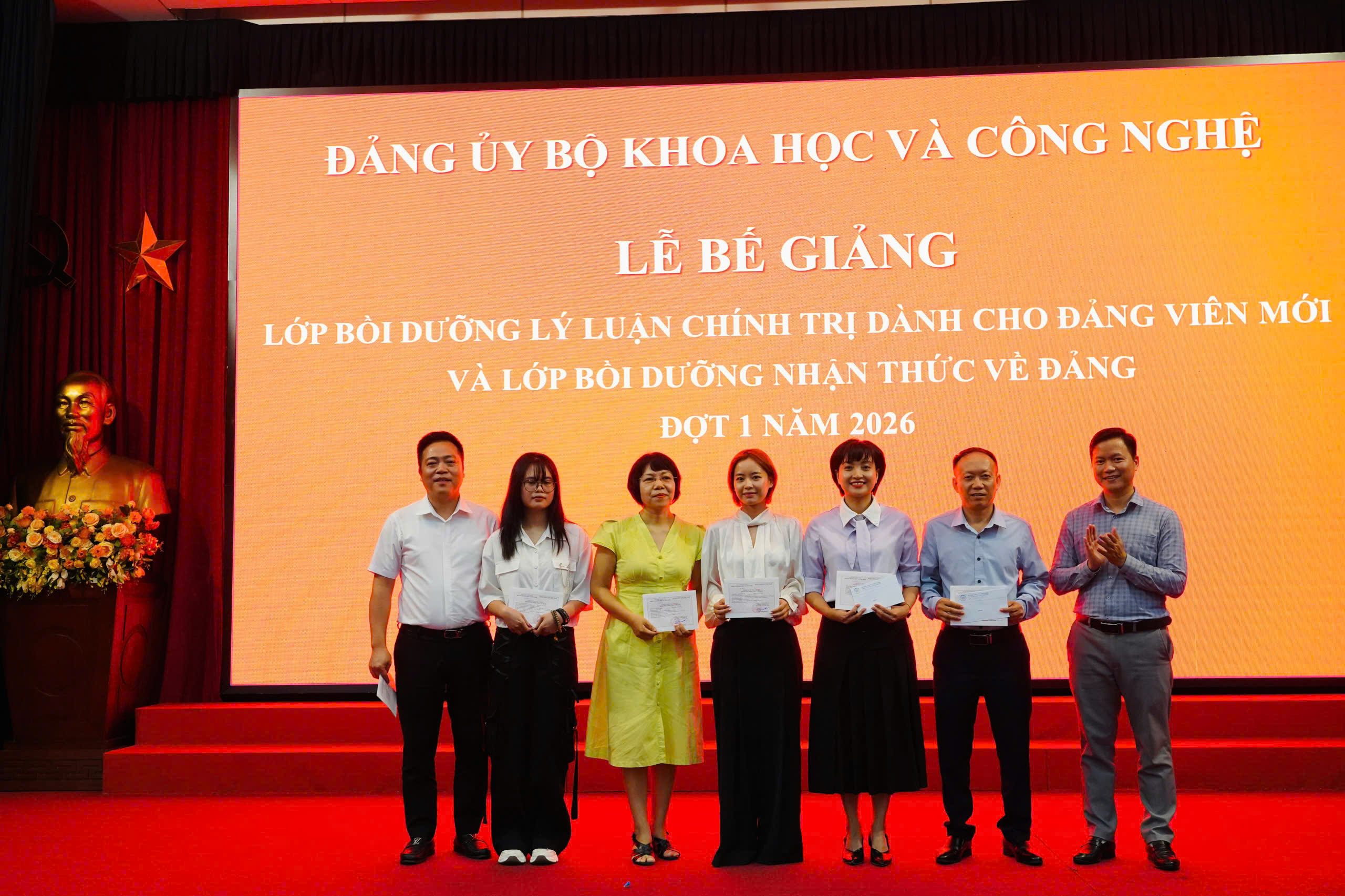 Bế giảng c&aacute;c lớp bồi dưỡng nhận thức về Đảng v&agrave; l&yacute; luận ch&iacute;nh trị d&agrave;nh cho đảng vi&ecirc;n mới năm 2026 - Ảnh 1.