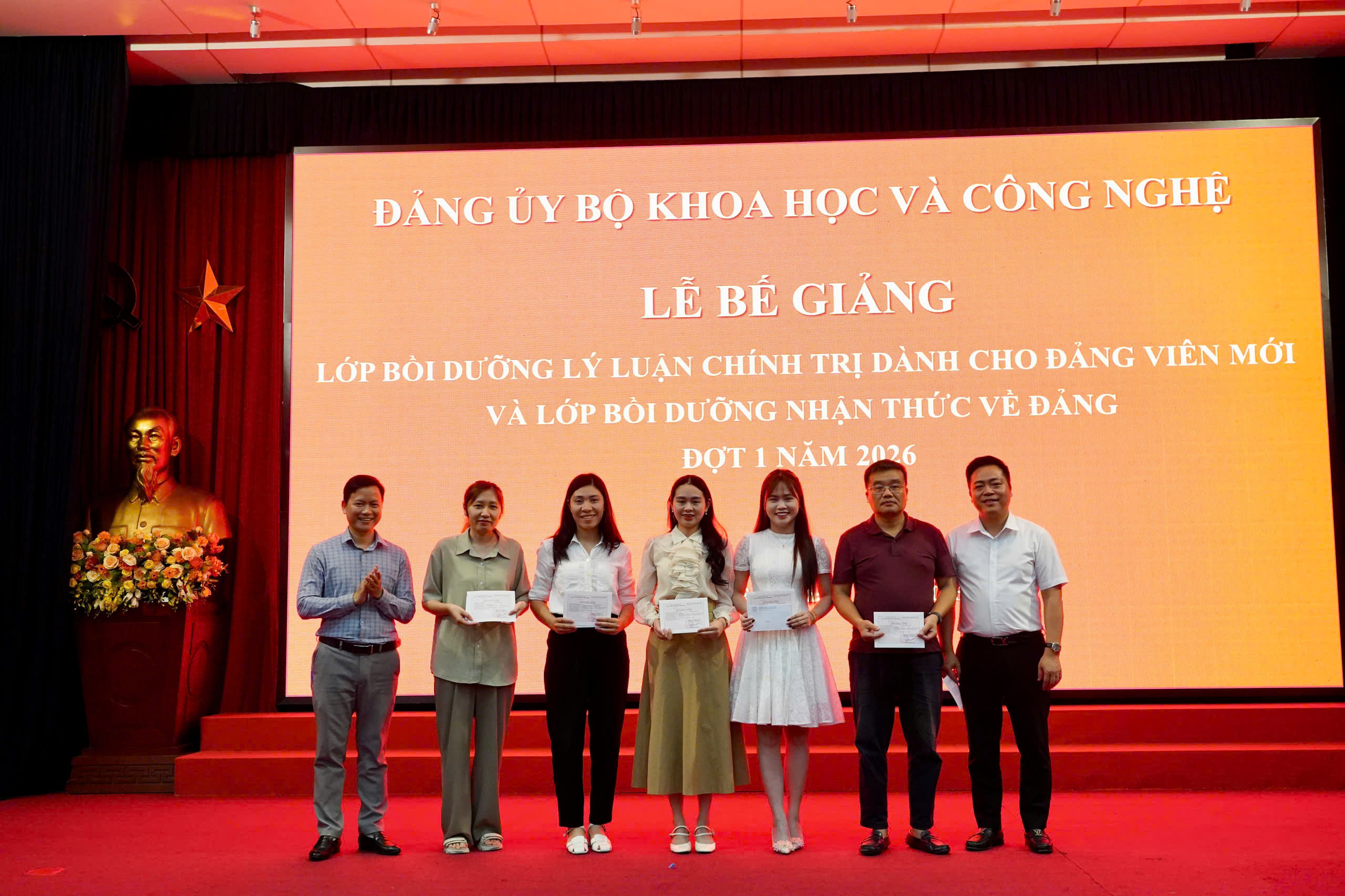 Bế giảng c&aacute;c lớp bồi dưỡng nhận thức về Đảng v&agrave; l&yacute; luận ch&iacute;nh trị d&agrave;nh cho đảng vi&ecirc;n mới năm 2026 - Ảnh 2.