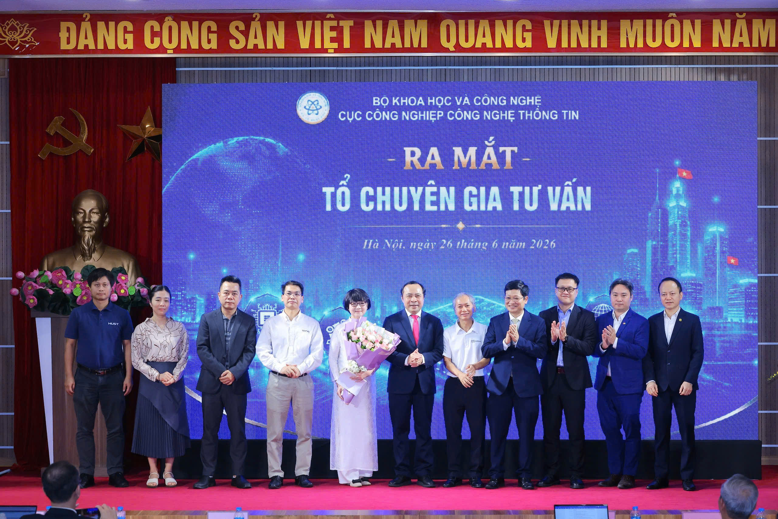 Trung t&acirc;m quốc gia hỗ trợ sản xuất thử chip b&aacute;n dẫn: C&ugrave;ng viết n&ecirc;n c&acirc;u chuyện ph&aacute;t triển ng&agrave;nh c&ocirc;ng nghiệp b&aacute;n dẫn Việt Nam trong giai đoạn mới - Ảnh 3.
