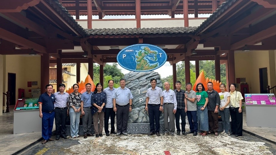 Bảo tồn v&agrave; ph&aacute;t huy gi&aacute; trị C&ocirc;ng vi&ecirc;n địa chất to&agrave;n cầu UNESCO Cao nguy&ecirc;n đ&aacute; Đồng Văn - Ảnh 9.