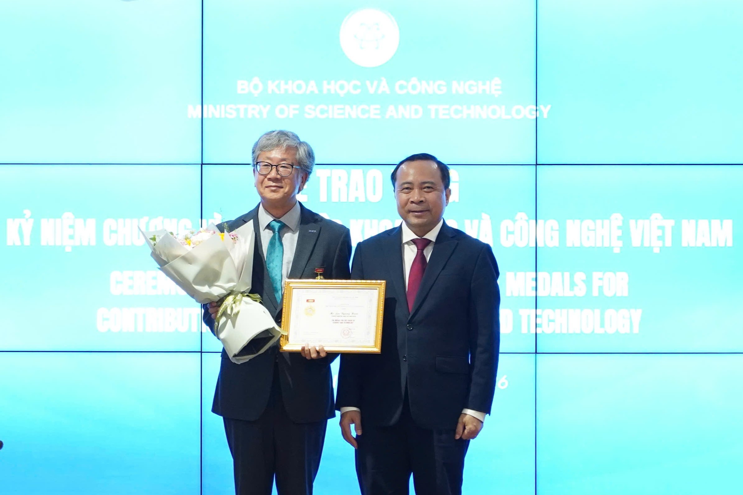 T&ocirc;n vinh những đ&oacute;ng g&oacute;p cho hợp t&aacute;c khoa học v&agrave; c&ocirc;ng nghệ Việt Nam - H&agrave;n Quốc - Ảnh 1.