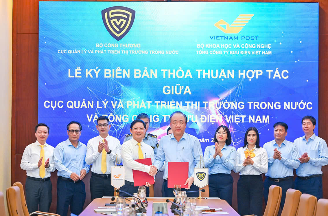 Bưu điện Việt Nam k&yacute; Thỏa thuận hợp t&aacute;c với Cục Quản l&yacute; v&agrave; Ph&aacute;t triển thị trường trong nước- Ảnh 1.