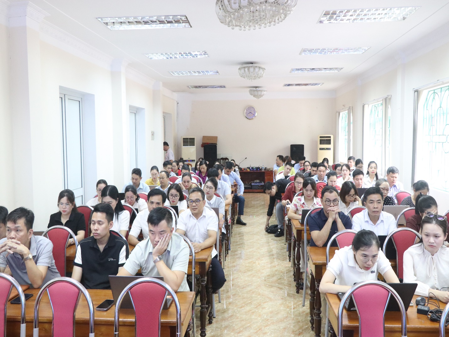 Hỗ trợ kỹ năng số và ứng dụng AI trong hoạt động công vụ cho khối thi đua Tham mưu - Tổng hợp- Ảnh 1.