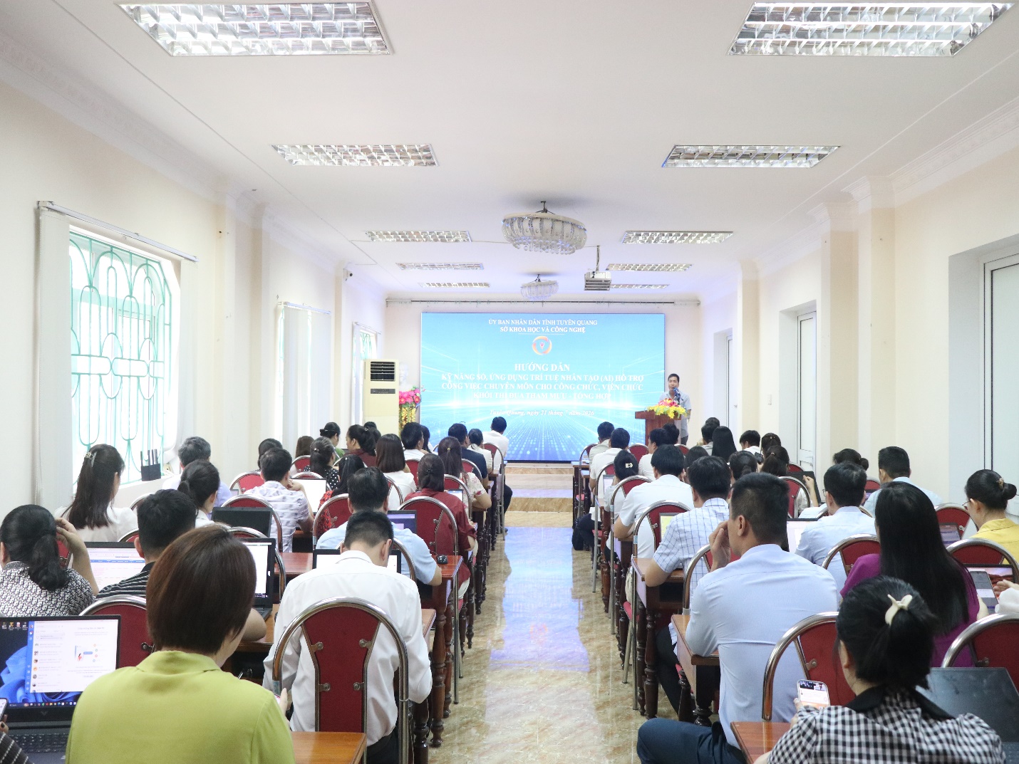 Hỗ trợ kỹ năng số và ứng dụng AI trong hoạt động công vụ cho khối thi đua Tham mưu - Tổng hợp- Ảnh 2.