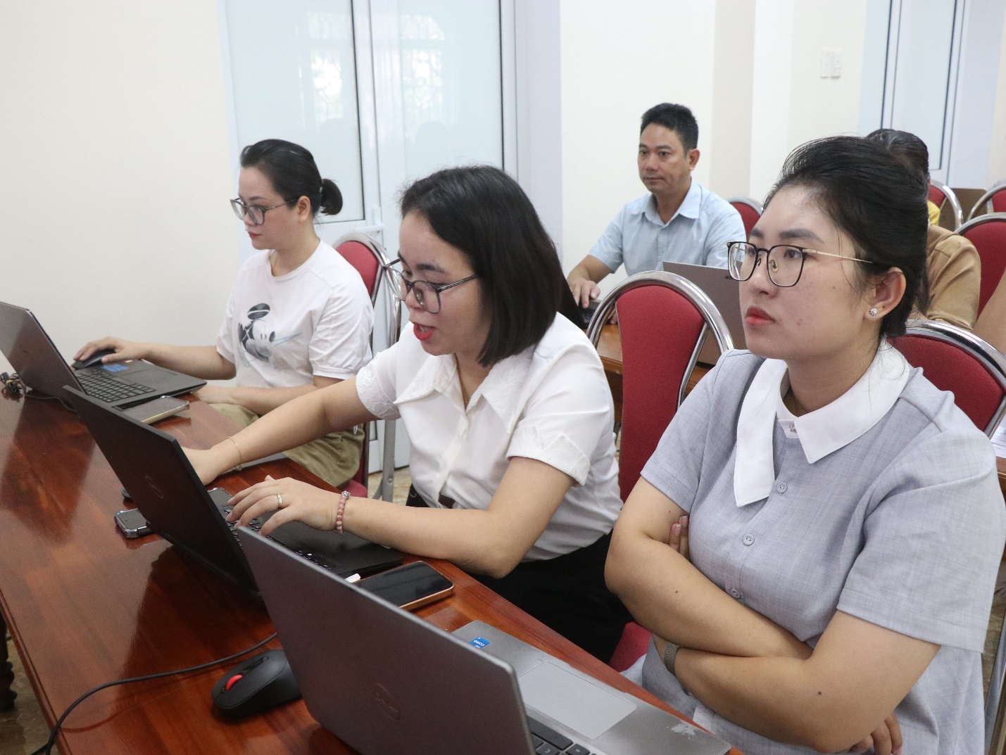 Hỗ trợ kỹ năng số và ứng dụng AI trong hoạt động công vụ cho khối thi đua Tham mưu - Tổng hợp- Ảnh 4.