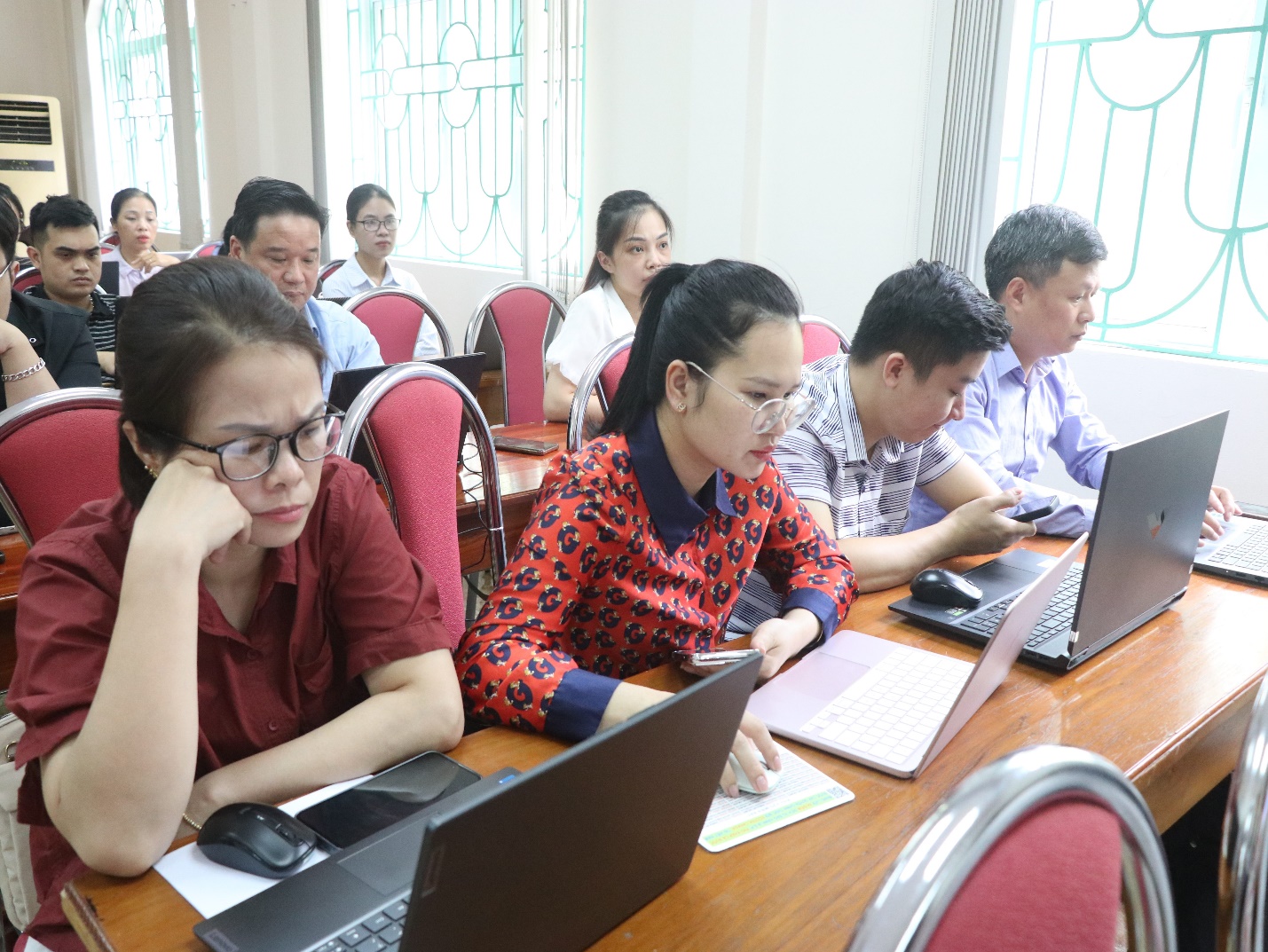 Hỗ trợ kỹ năng số và ứng dụng AI trong hoạt động công vụ cho khối thi đua Tham mưu - Tổng hợp- Ảnh 5.