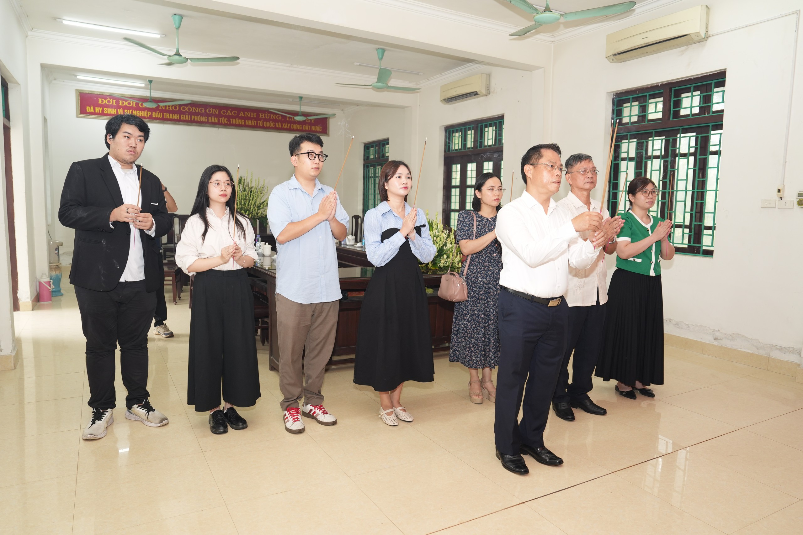 Tri &acirc;n qu&aacute; khứ, tiếp bước truyền thống cha &ocirc;ng- Ảnh 2.