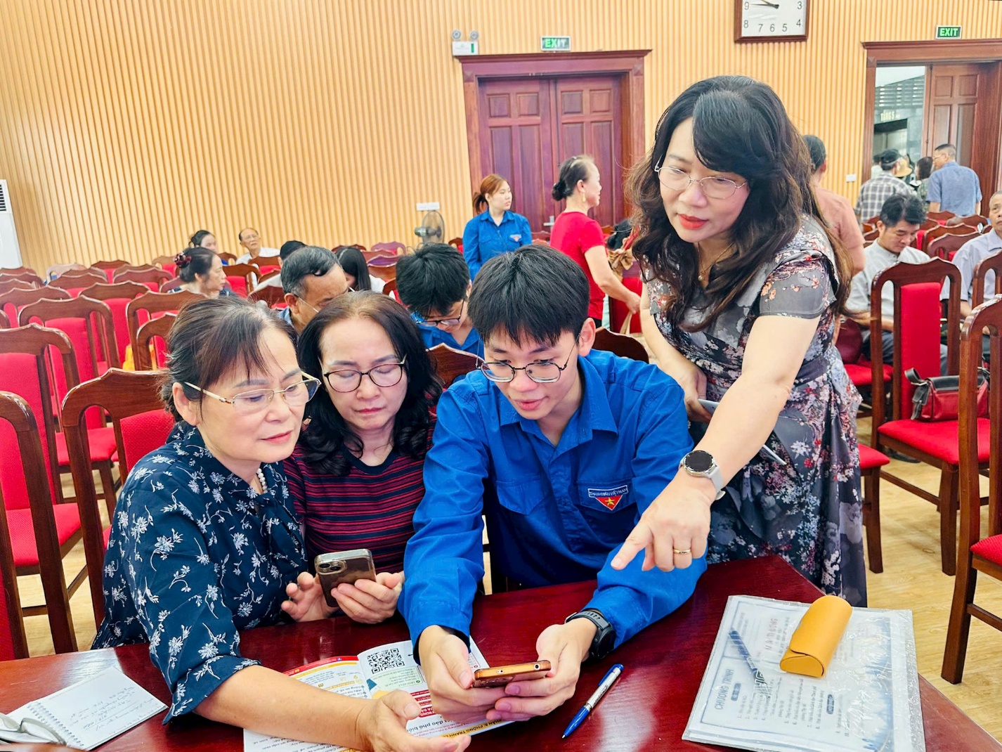 Trao “điểm tựa số” cho người lớn tuổi- Ảnh 1.