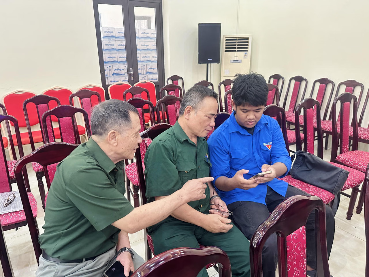 Cựu chiến binh U70 tập “mở máy, bấm VneID"- Ảnh 1.