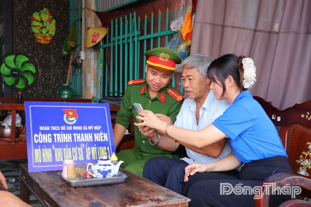 "B&igrave;nh d&acirc;n học vụ số": Khi cụ b&agrave; 80 tuổi l&agrave;m chủ c&ocirc;ng nghệ- Ảnh 1.