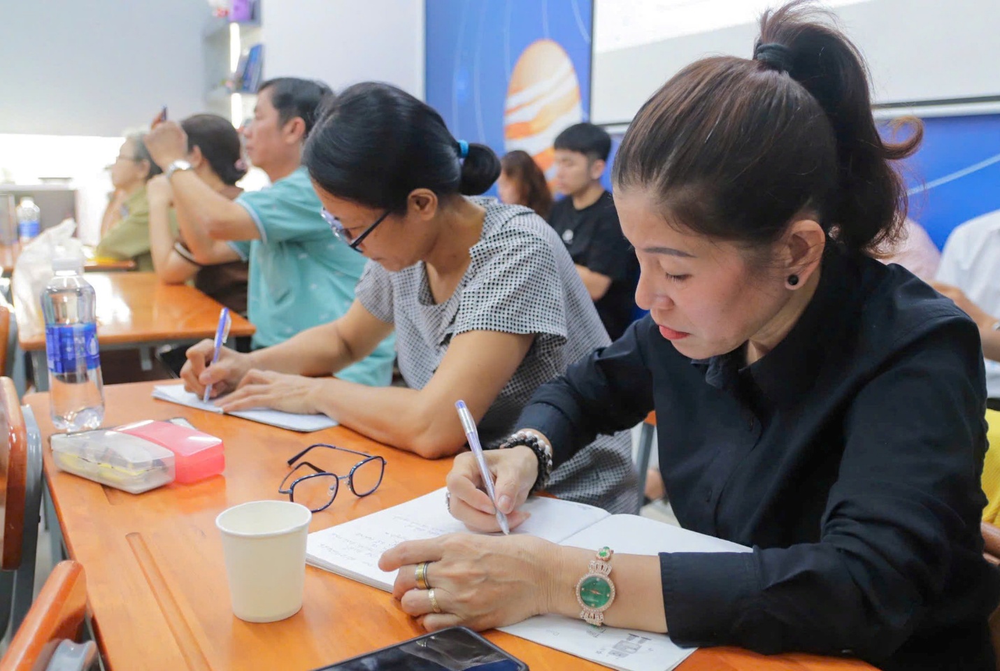 Học cách dùng điện thoại ở tuổi xế chiều- Ảnh 1.