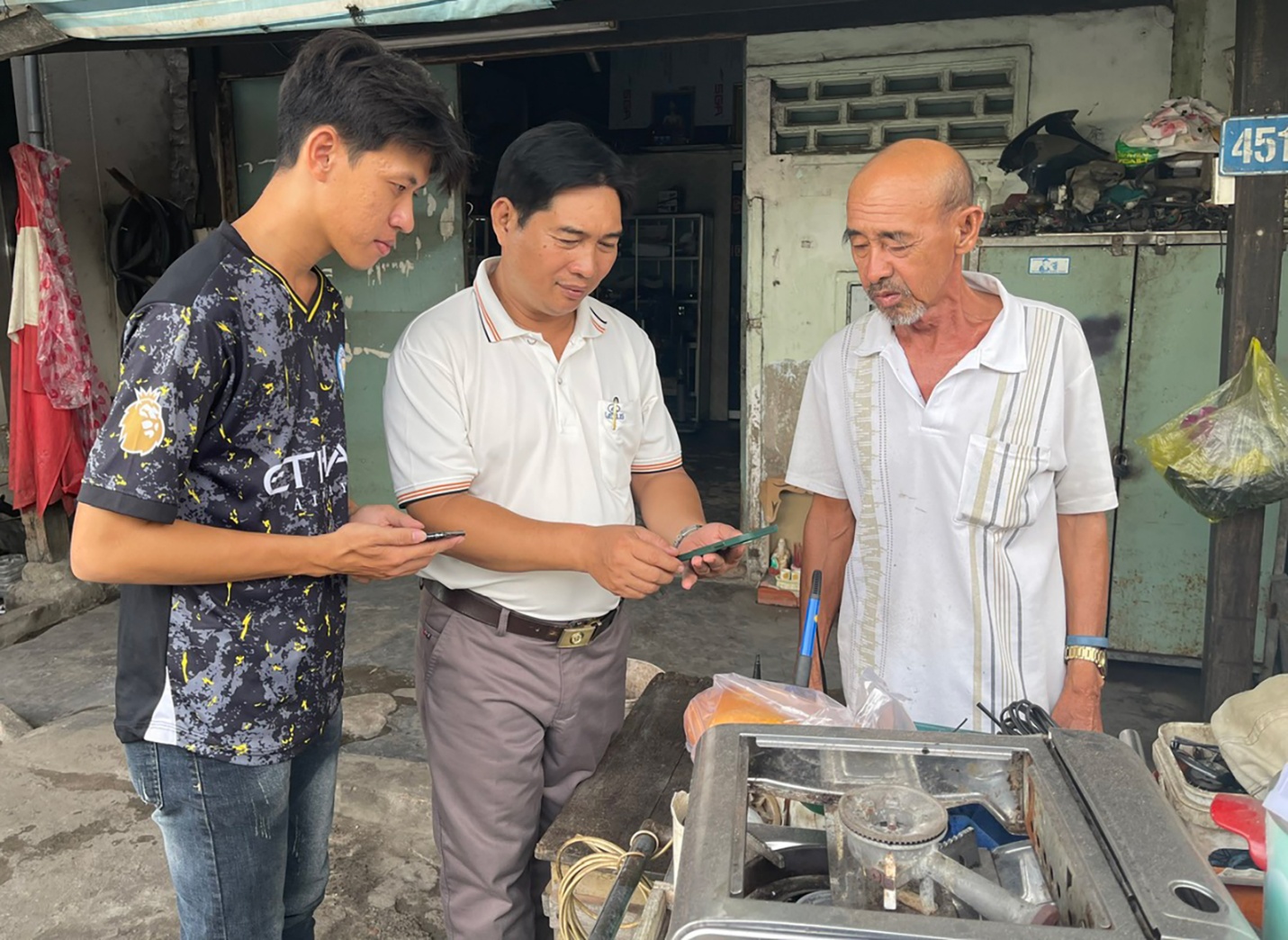 Hành trình người cao tuổi làm quen với công nghệ số- Ảnh 1.