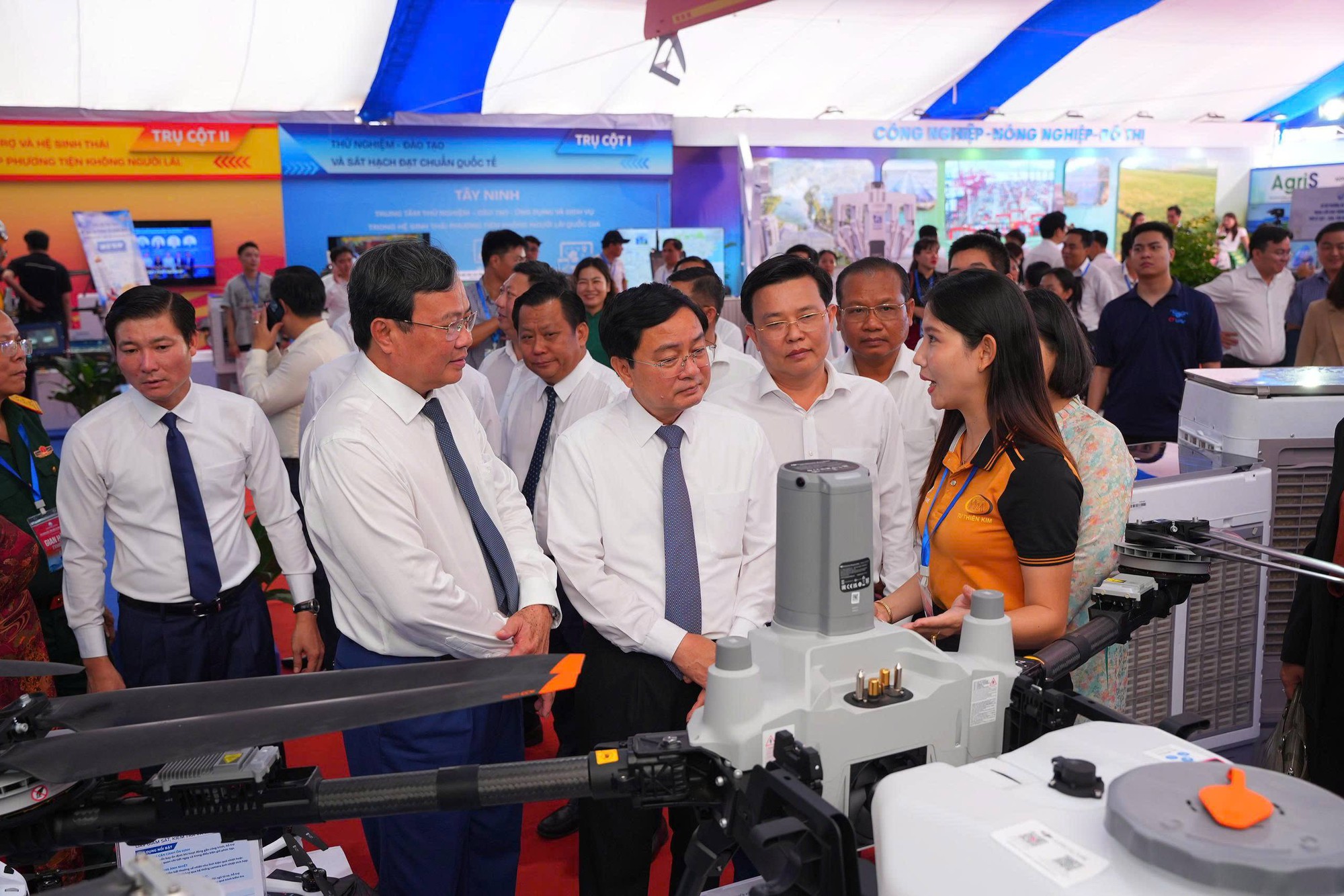 Trải nghiệm hệ sinh th&aacute;i UAV v&agrave; linh vật "C&oacute;c M&acirc;y" tại Hội nghị X&uacute;c tiến đầu tư T&acirc;y Ninh- Ảnh 2.