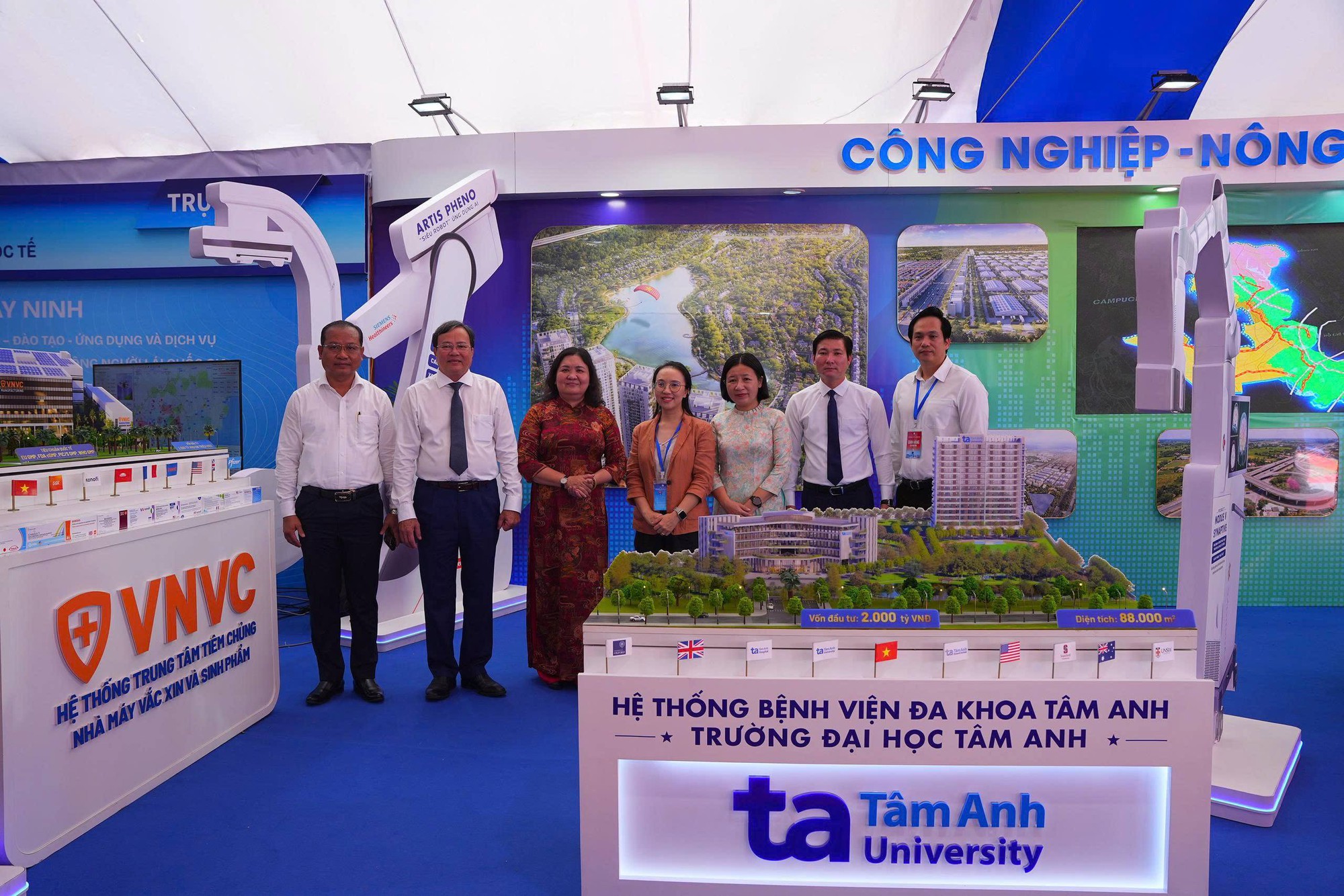 Trải nghiệm hệ sinh th&aacute;i UAV v&agrave; linh vật "C&oacute;c M&acirc;y" tại Hội nghị X&uacute;c tiến đầu tư T&acirc;y Ninh- Ảnh 6.