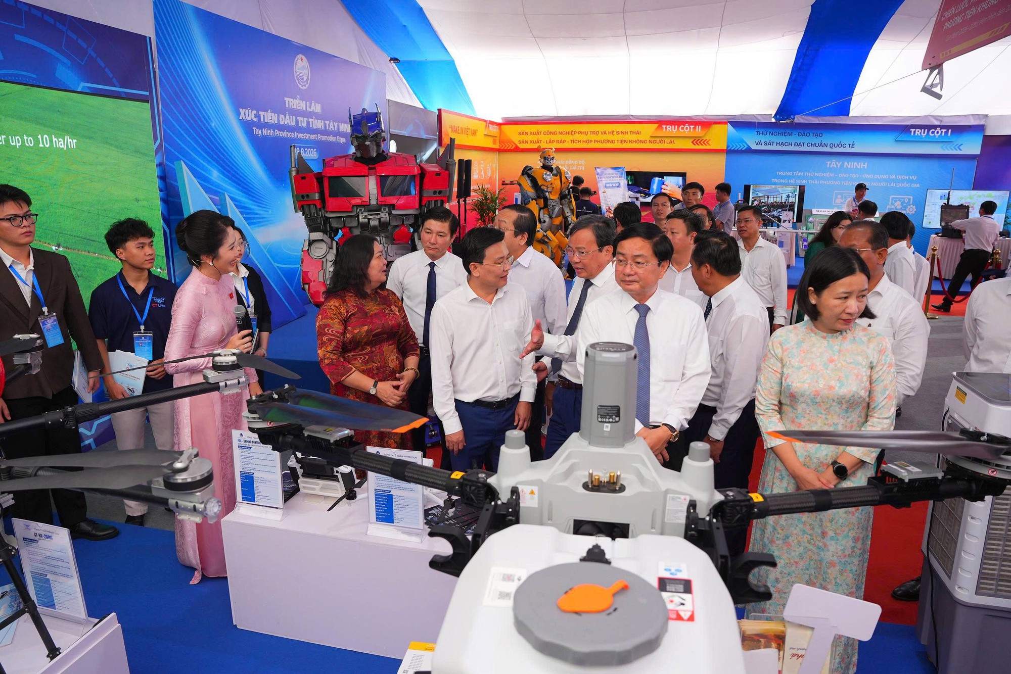 Trải nghiệm hệ sinh th&aacute;i UAV v&agrave; linh vật "C&oacute;c M&acirc;y" tại Hội nghị X&uacute;c tiến đầu tư T&acirc;y Ninh- Ảnh 1.