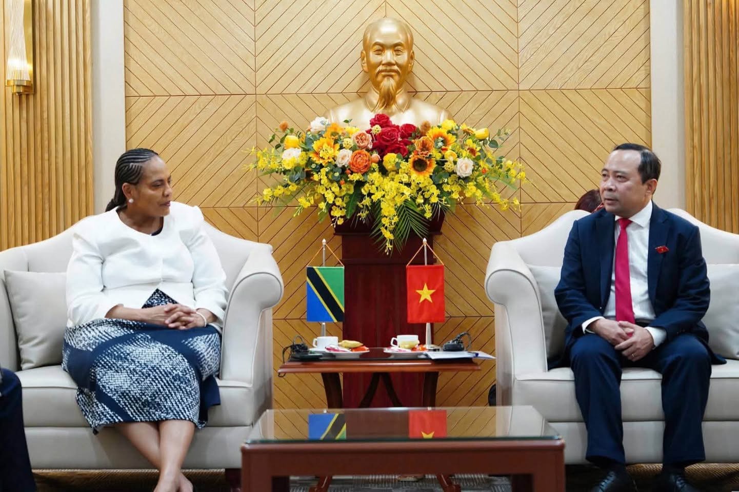 Bộ trưởng Vũ Hải Quân: Người dân là trung tâm trong quá trình triển khai chuyển đổi số tại Việt Nam - Ảnh 1.