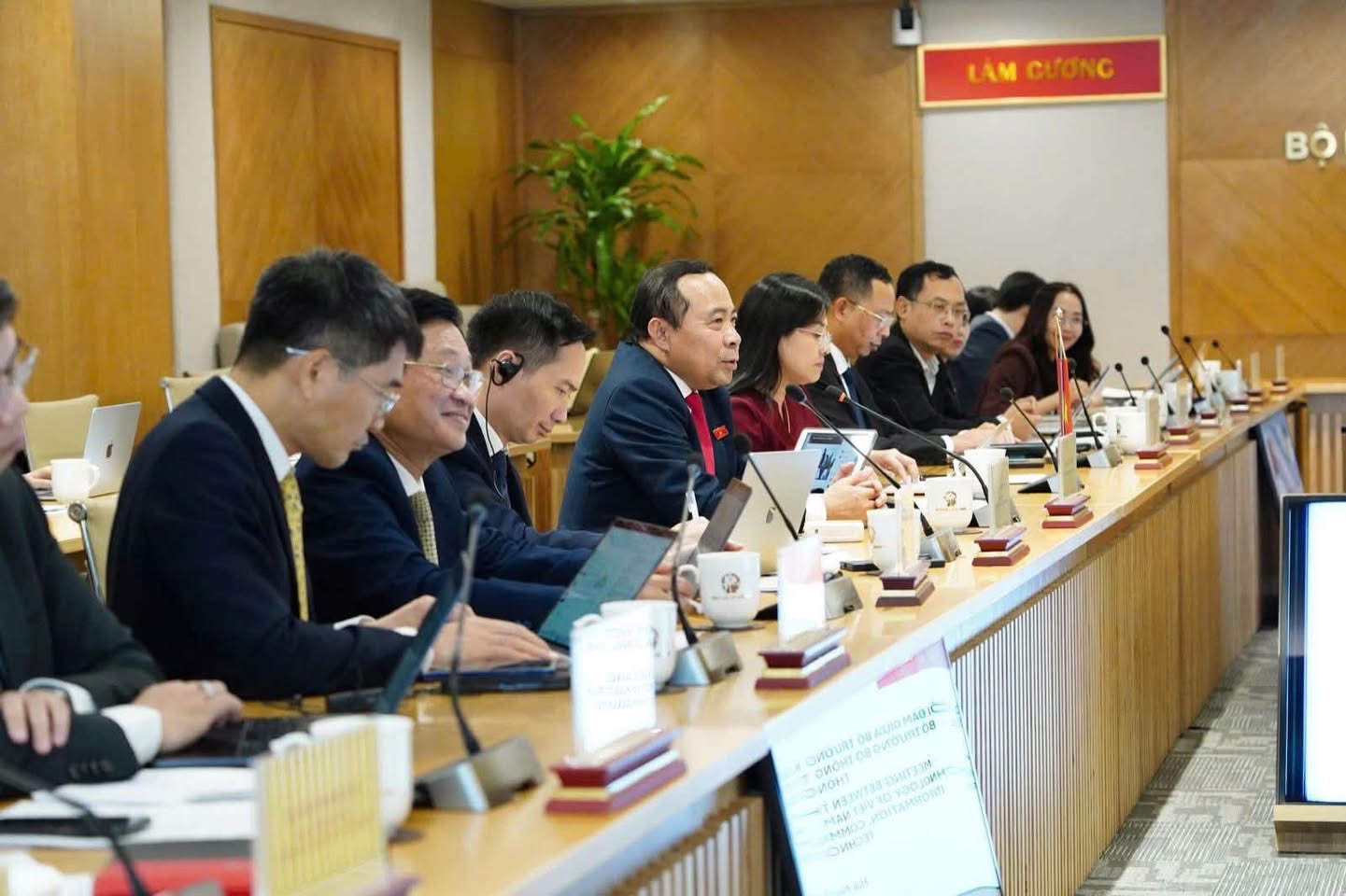 Bộ trưởng Vũ Hải Quân: Người dân là trung tâm trong quá trình triển khai chuyển đổi số tại Việt Nam - Ảnh 2.