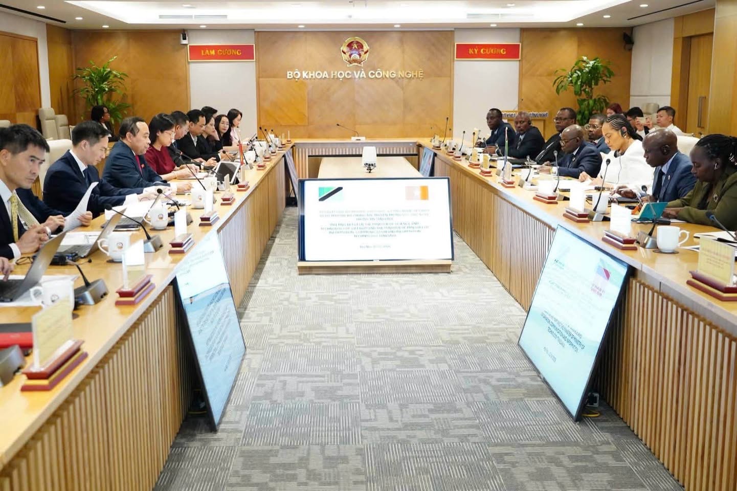 Bộ trưởng Vũ Hải Quân: Người dân là trung tâm trong quá trình triển khai chuyển đổi số tại Việt Nam - Ảnh 3.