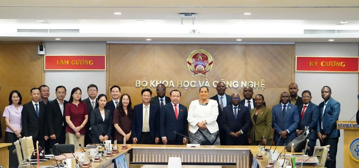 Minister Vu Hai Quan: People are at the center of Viet Nam's digital transformation process - Ảnh 3.