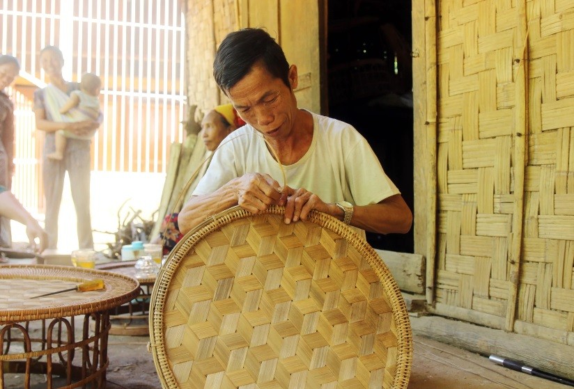 Đưa nghề đan Khơ Mú vào chuỗi giá trị mới- Ảnh 1.