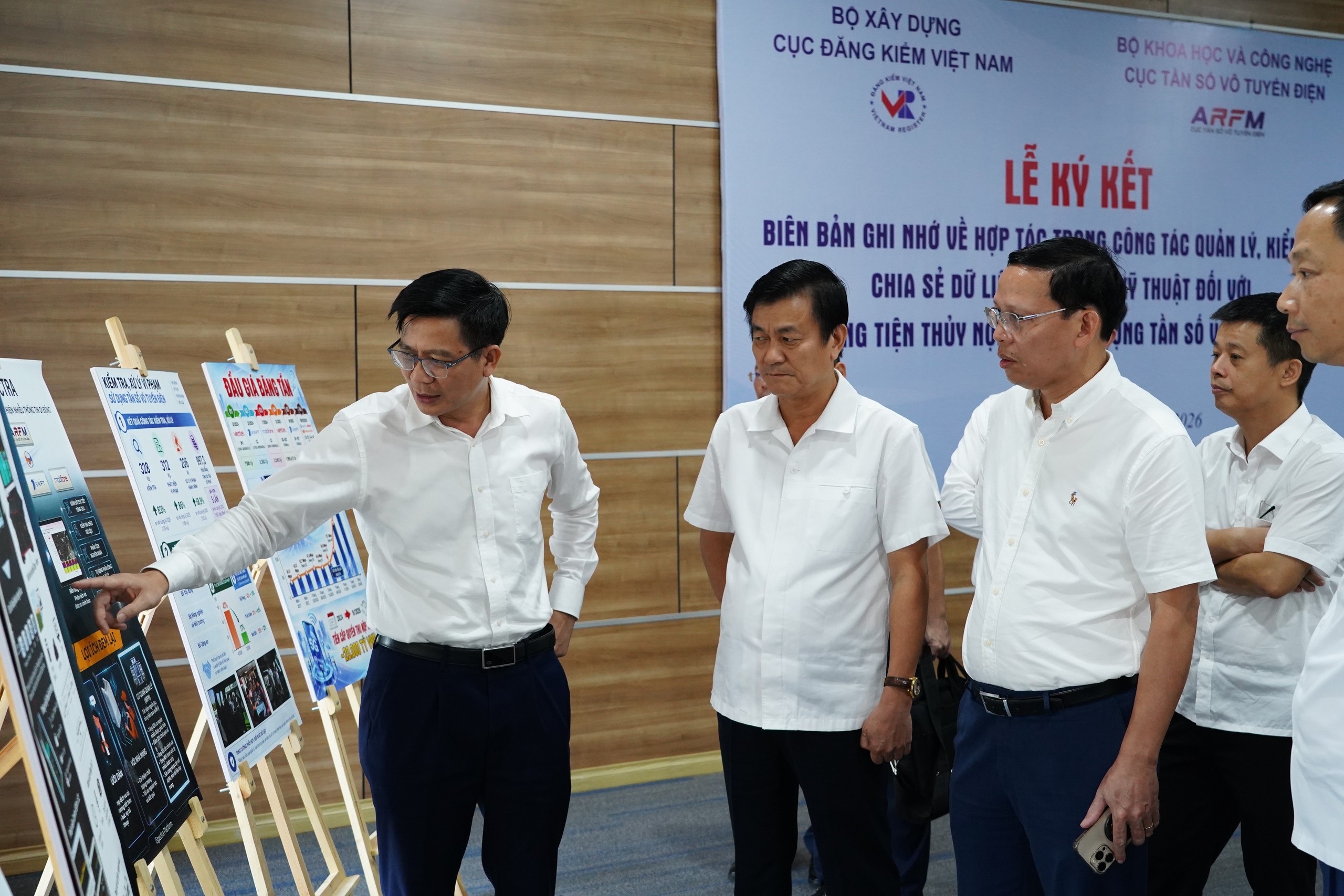Cục Tần số vô tuyến điện và Cục Đăng kiểm Việt Nam tăng cường chia sẻ dữ liệu- Ảnh 1.