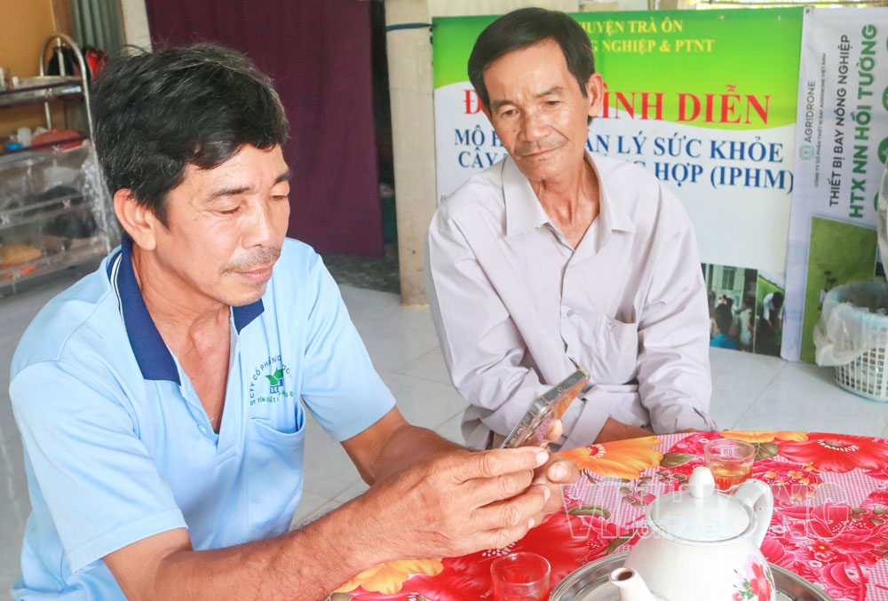 Từ tiếng loa FM đến nh&oacute;m Zalo l&agrave;ng: Bứt ph&aacute; ch&iacute;nh quyền số tại v&ugrave;ng n&ocirc;ng th&ocirc;n - Ảnh 2.
