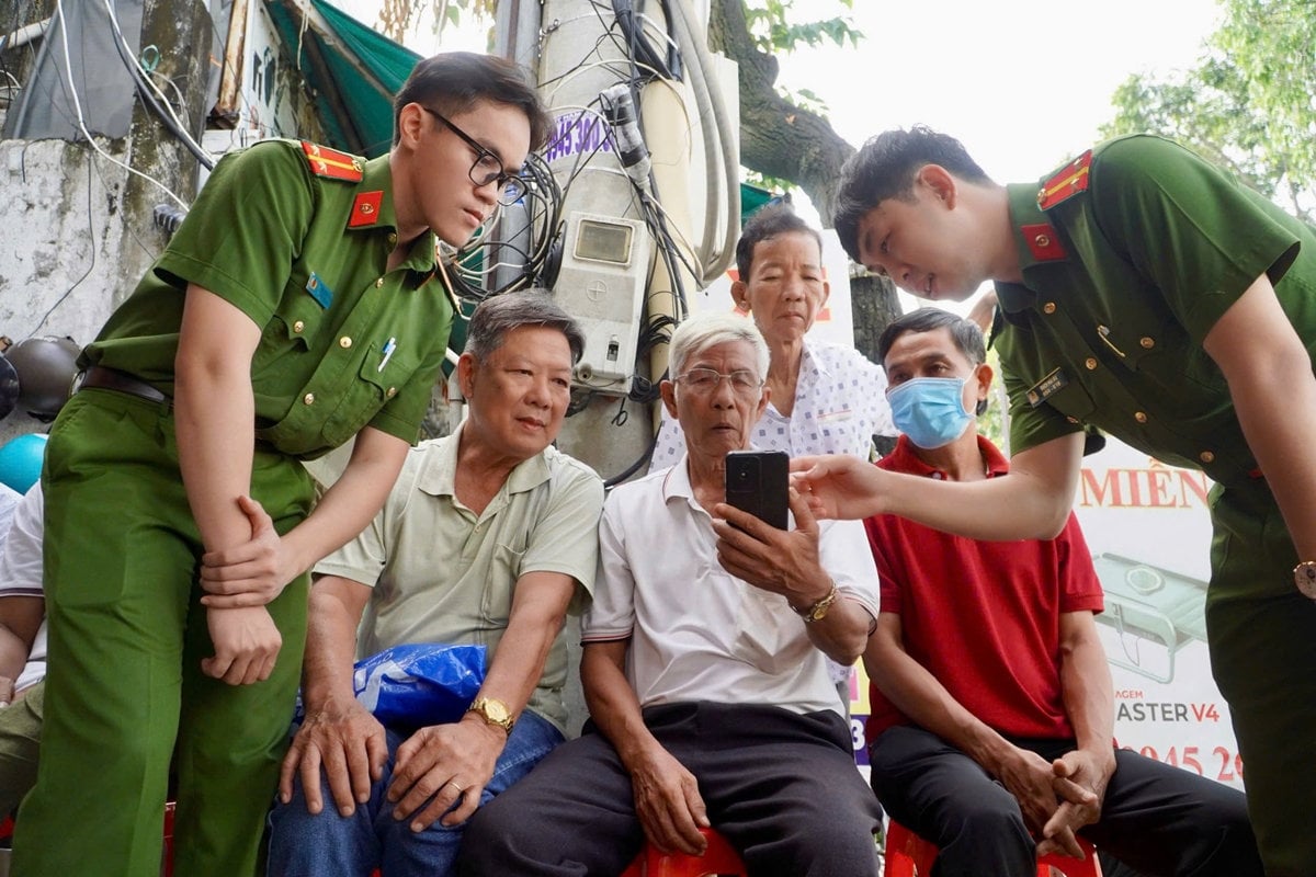 “Đi từng ngõ, gõ từng nhà” xóa mù công nghệ cho người già Tây Ninh- Ảnh 1.