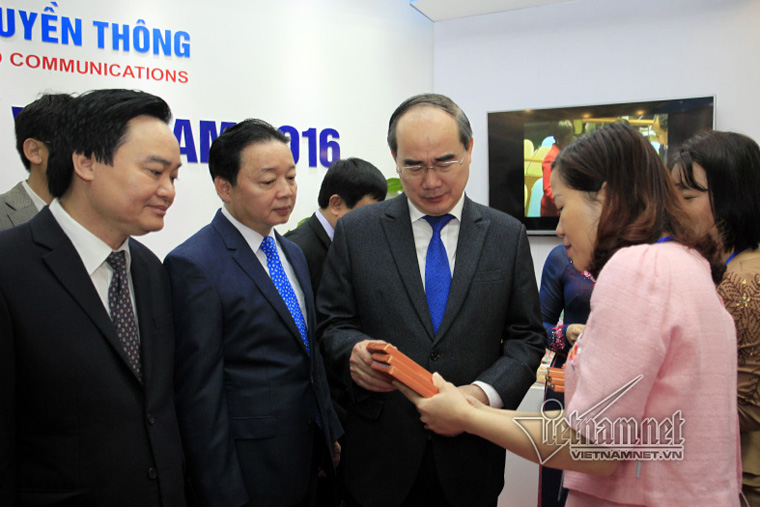 Chủ tịch Ủy ban Trung ương mặt trận Tổ quốc Việt Nam Nguyễn Thiện Nhân thăm gian trưng bày Toàn cảnh báo chí Việt Nam 2016
