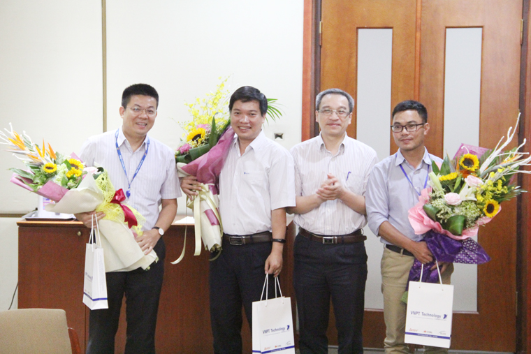 Thứ trưởng Phan Tâm tặng hoa cho 3 đại diện điển hình tiên tiến của Bộ