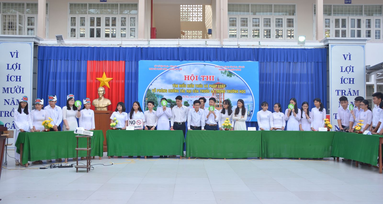 Học sinh trường THPT Châu Thành thi Kiến thức về PCTHTL.Ảnh: Thăng Thành 