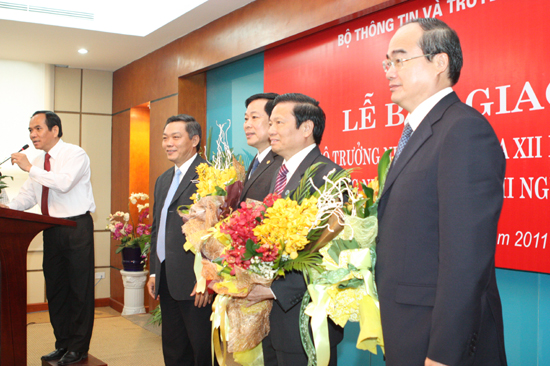 Deputy Minister of Information and Communications Tran Duc Lai presented flowers to the two ministers 