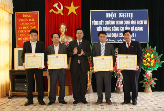 Phó Chủ tịch Thường trực UBND tỉnh Nguyễn Văn Sơn trao Bằng khen cho các tập thể xuất sắc thực hiện Chương trình viễn thông công ích giai đoạn 2006 - 2010.