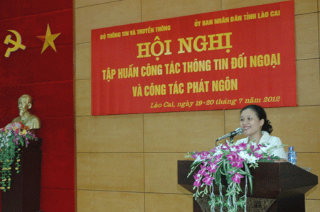Đồng chí Nguyễn Phương Nga - Thứ trưởng Bộ Ngoại giao phát biểu tại lớp tập huấn