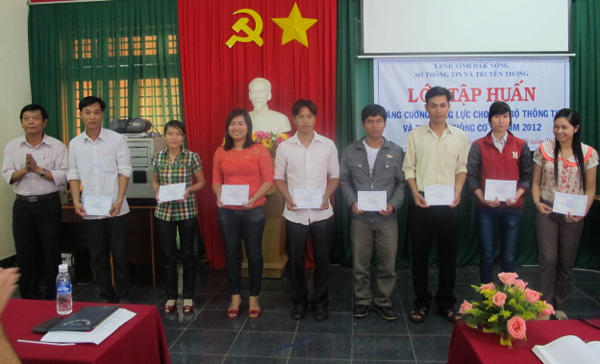 Đ/c Lữ Chí Cường, Giám đốc Sở TTTT  trao giấy chứng nhận cho các học viên