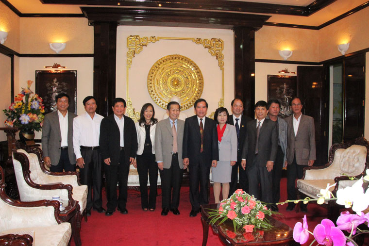 Ông Nguyễn Xuân Tiến (thứ 6 từ phải sang) – Chủ tịch UBND Tỉnh và Lãnh đạo sở TT&TT Lâm Đồng chụp hình lưu niệm với đoàn