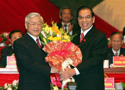 Đồng chí Nông Đức Mạnh, Tổng Bí thư khóa X chúc mừng đồng chí Nguyễn Phú Trọng nhậm chức Tổng Bí thư khóa XI