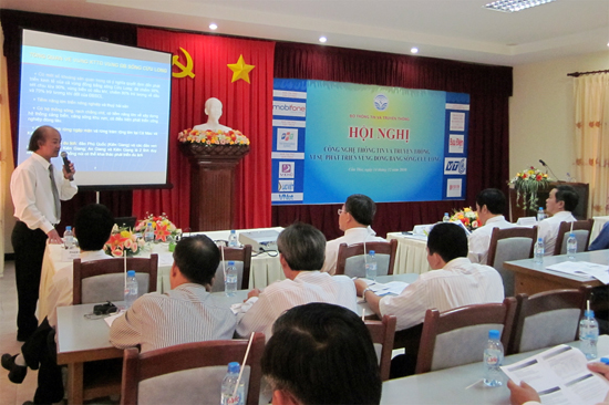 Ts. Phạm Mạnh Lâm  trình bày những nét cơ bản của báo cáo quy hoạch phát triển CNTT&TT vùng Vùng Kinh tế trọng điểm đồng bằng sông Cửu Long  đến năm 2020