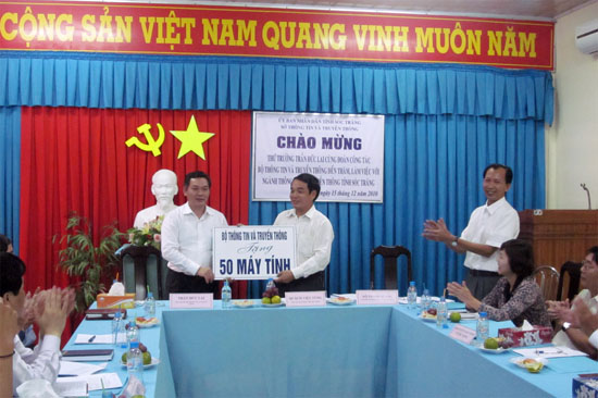 Thứ trưởng Trần Đức Lai trao 50 bộ máy tính cho Sóc Trăng trong chương trình 